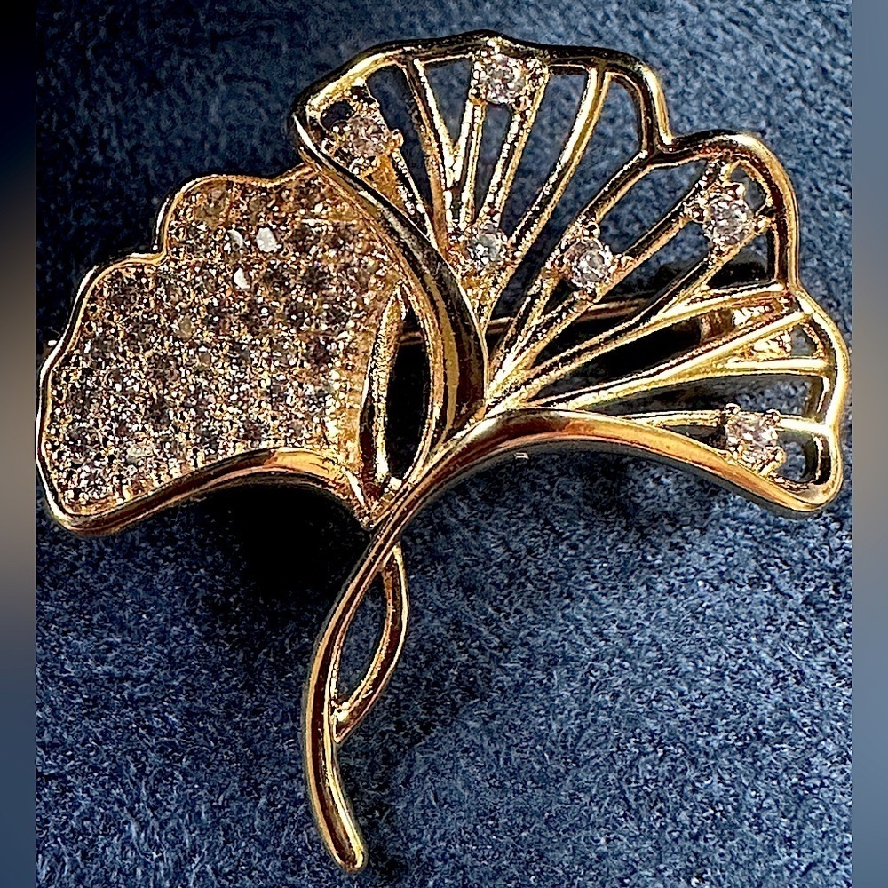 🎁🌍 Ginkgo gold tone w/crystals elegant brooch new in box . Shanghai Boutique